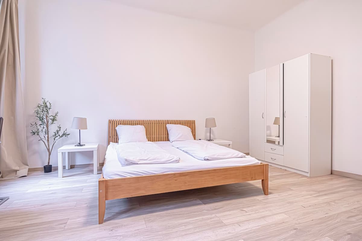 Apartamento básico | Ferros/tábuas de passar roupa, Wi-Fi de cortesia