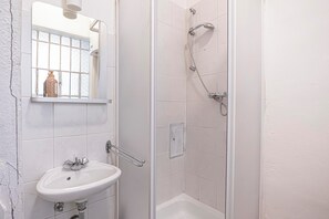 Apartamento básico | Banheiro | Chuveiro, produtos de toalete grátis, secador de cabelo 