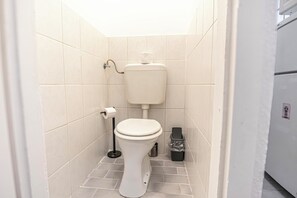 Basic Apartment | Bathroom - Comfortable 1BR Near Belvedere Palace (Vienna)