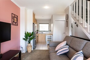 Smart TV, offices - Snug 2-bed Townhouse Near Bustling Shops (Maribyrnong)