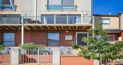 Snug 2-bed Townhouse Near Bustling Shops