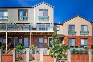 Exterior - Snug 2-bed Townhouse Near Bustling Shops (Maribyrnong)