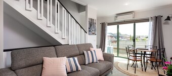 Snug 2-bed Townhouse Near Bustling Shops