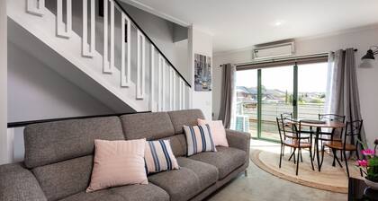 Snug 2-bed Townhouse Near Bustling Shops