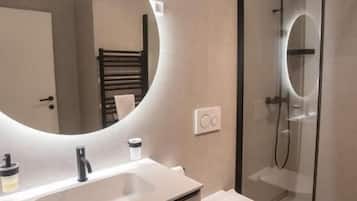 Leilighet | Bad | Dusj, hårføner, håndklær og såpe