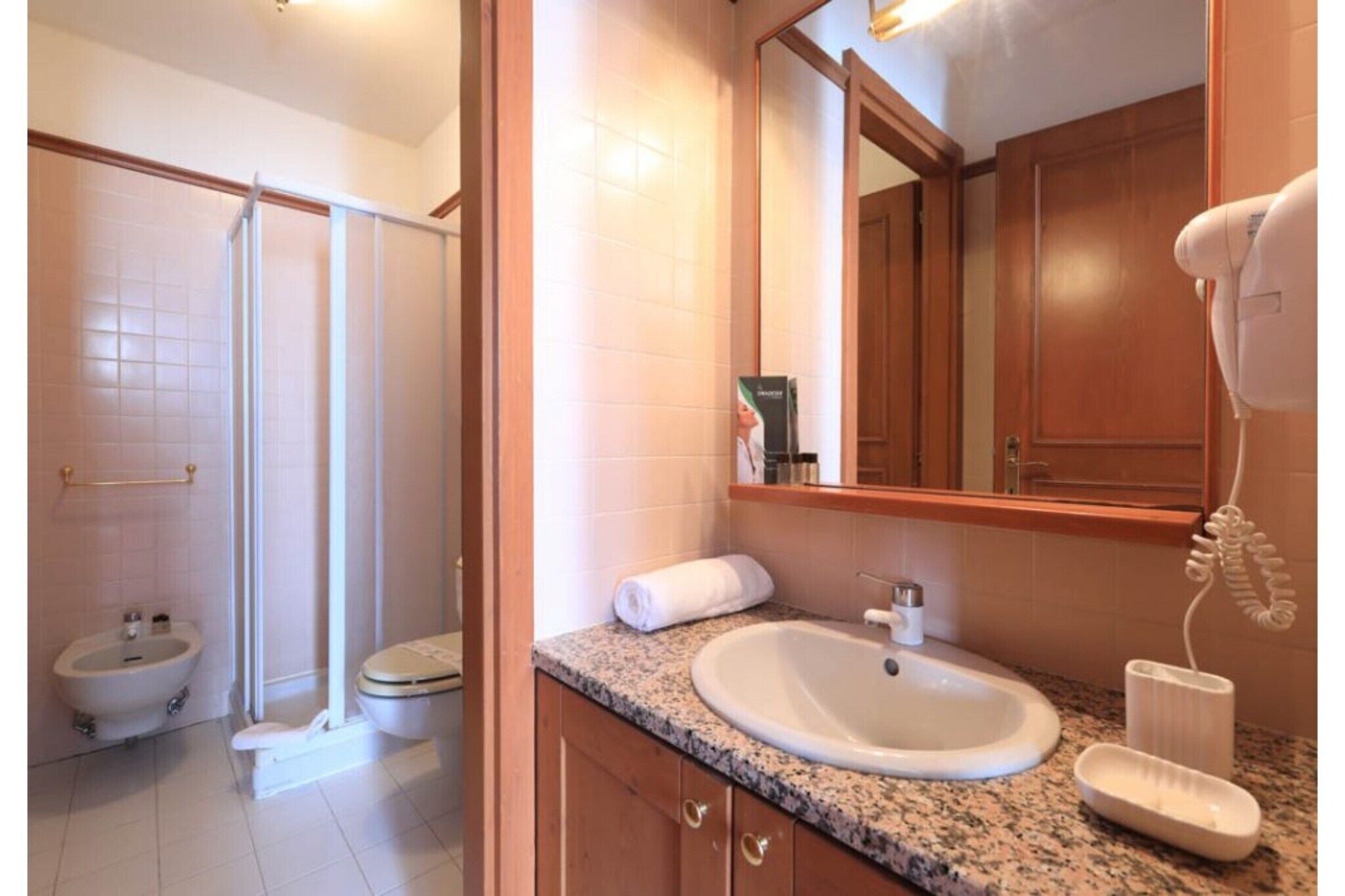 Douche, sèche-cheveux, bidet