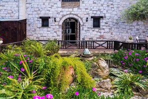 Exterior detail - If you want to combine calmness and art , Arthouse is for you (ζακυνθος)
