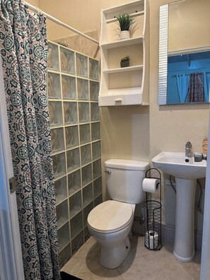 Shower, towels, soap, toilet paper - Cozy 3 bedroom 2 bathroom house in a secure neighborhood with dining & amenities (Charnocks)