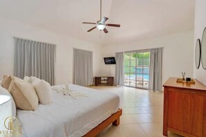 Tabla de planchar con plancha, wifi y ropa de cama 