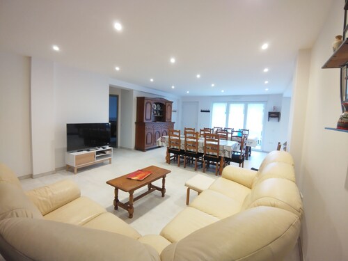 Pink House, 6-bedroom country house, easy PMR access