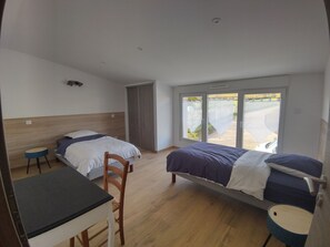 Een strijkplank/strijkijzer, wifi, beddengoed