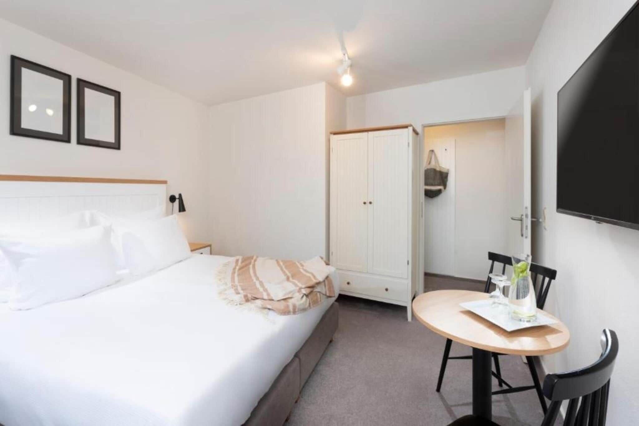 Cuna de viaje, wifi gratis, ropa de cama