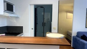 Una cucina moderna con forno a microonde, piano cottura e un bancone.
