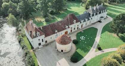 Gîte du Vieux Chêne in the heart of a 19th century Château