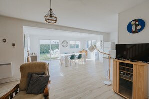 Smart TV, DVD player - Charming Holiday Home in Porspoder (Porspoder)