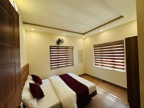 6 makuuhuonetta, silitysrauta/-lauta, Wi-Fi, vuodevaatteet