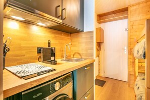 Fridge, oven, stovetop, coffee/tea maker - Alpine Home with Balcony near Slopes (Morillon)