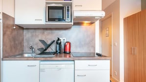 Wasserkocher mit Kaffee-/Teezubehör, Kühlschrank, Mikrowelle, Herdplatte