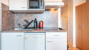 Kjøleskap, mikrobølgeovn, kokeplater og oppvaskmaskin