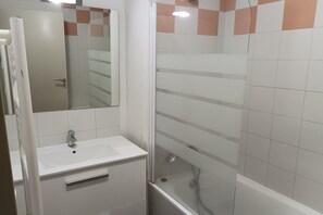 Bathroom - Ski Apartment with Pool & Free Parking (Les Angles)