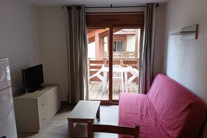 Smart TV - Ski Apartment with Pool & Free Parking (Les Angles)