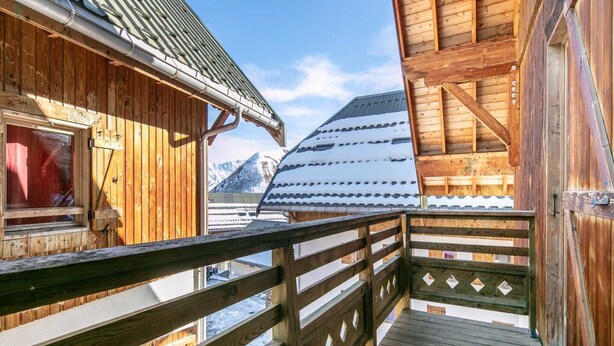A wooden cabin with a balcony overlooking a snowy mountain. - Pet-Friendly Family Home with Balcony (Saint-Sorlin-d´Arves)