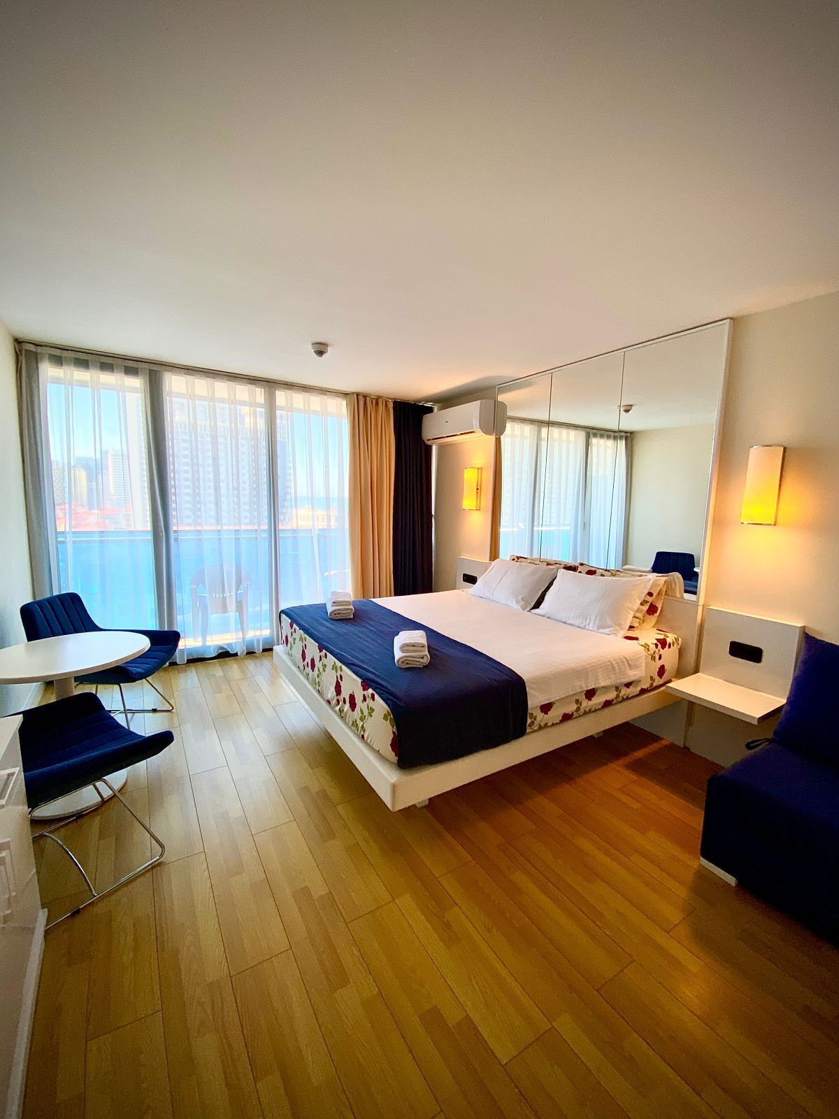 Tabla de planchar con plancha, wifi y ropa de cama 