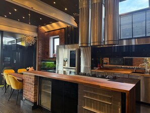 Private kitchen - Luxury bungalow in fabulous Ilford - sleeps 13 (Ilford)