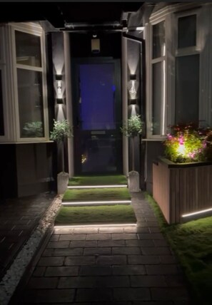 Exterior detail - Luxury bungalow in fabulous Ilford - sleeps 13 (Ilford)