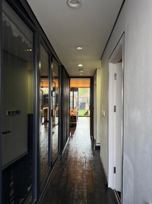 Interior - Luxury bungalow in fabulous Ilford - sleeps 13 (Ilford)