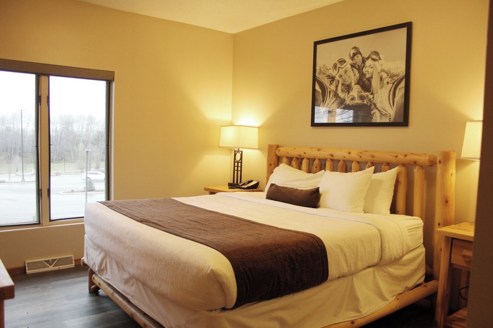 Tabla de planchar con plancha, wifi gratis y ropa de cama 