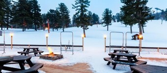 Upper Cedar Haus Retreat with Fireplace, Balcony & Mountain Views