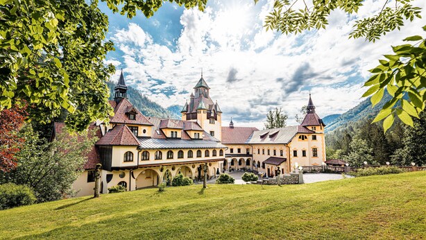 A large, historic building with multiple towers and a courtyard. - Naturhotel Schloss Kassegg (Sankt Gallen)