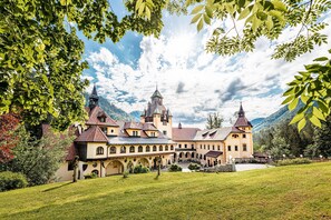 A large, historic building with multiple towers and a courtyard. - Naturhotel Schloss Kassegg (Sankt Gallen)