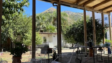 屋外ダイニングエリア