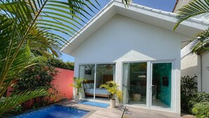 A modern house with a swimming pool, a patio, and a garden. - Canggu 1 BR Private Pool Villa Polly (Canggu)