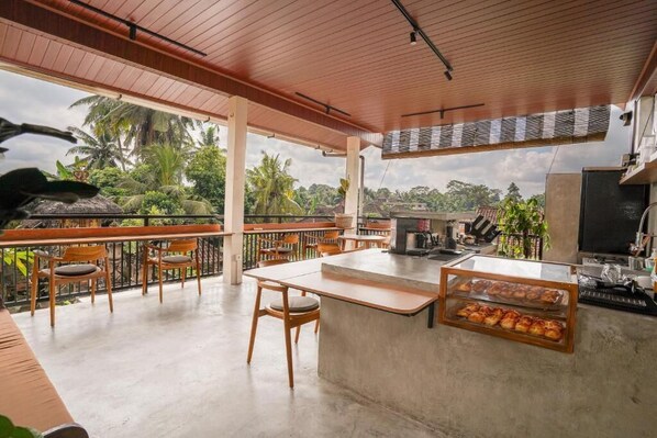 Deluxe Double Room, Balcony, Garden View | Outdoor dining - Made Arsa Homestay (Ubud)