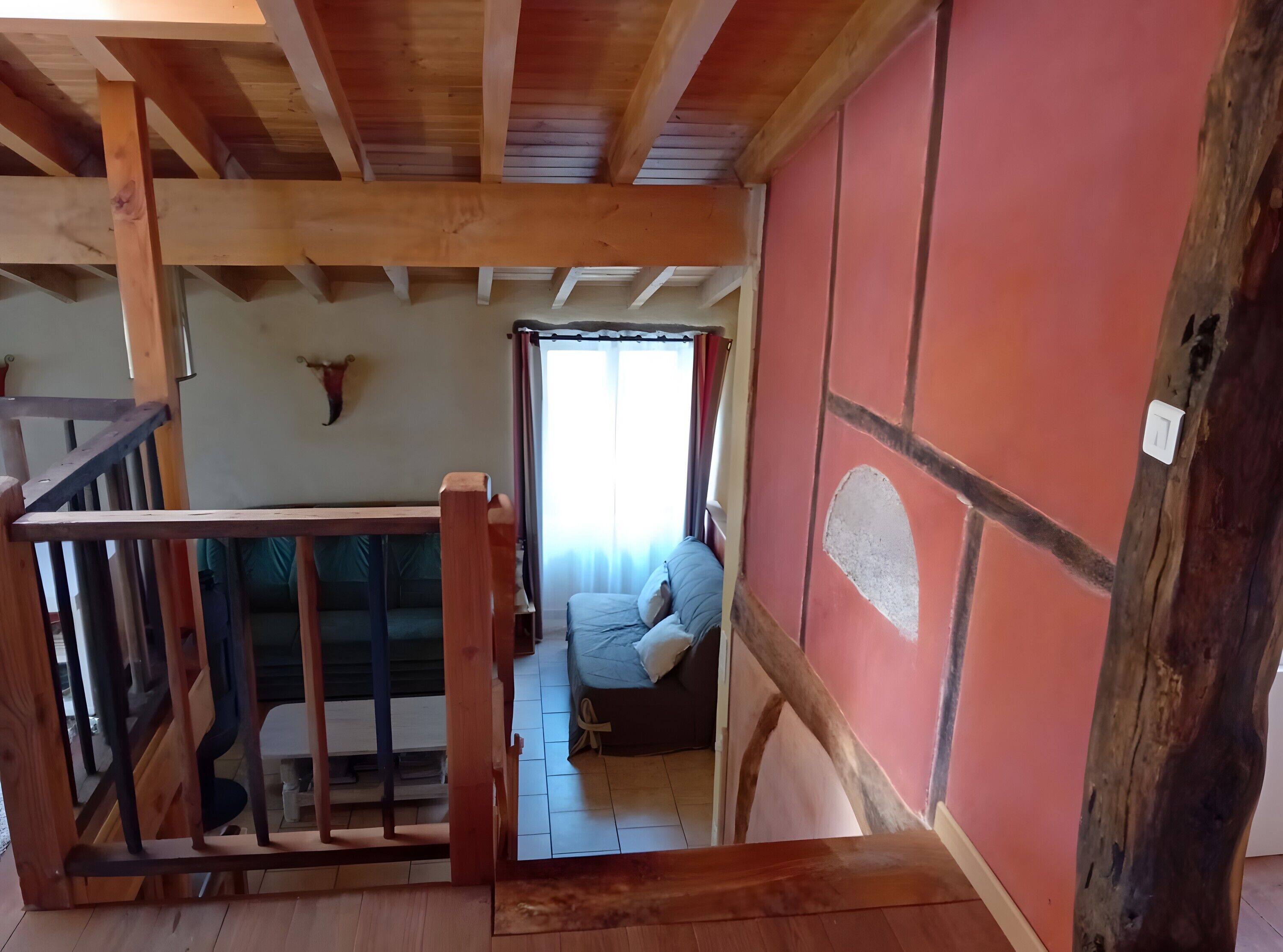 Een open haard en een tafeltennistafel