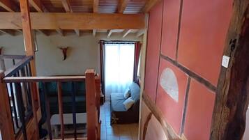 Een open haard en een tafeltennistafel