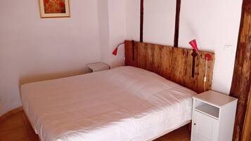 Iron/ironing board, bed sheets