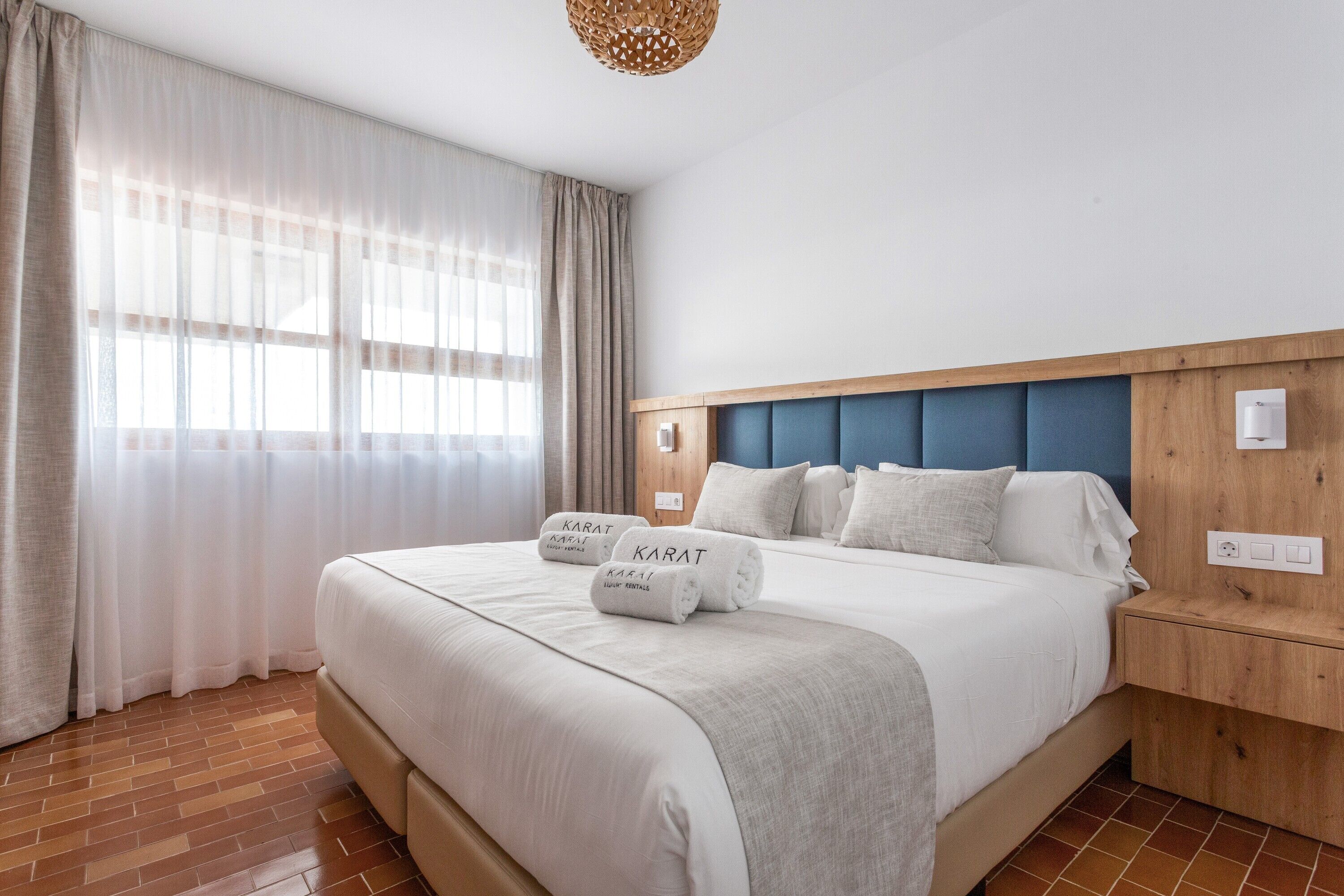 Tabla de planchar con plancha, wifi y ropa de cama 