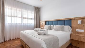 Tabla de planchar con plancha, wifi y ropa de cama