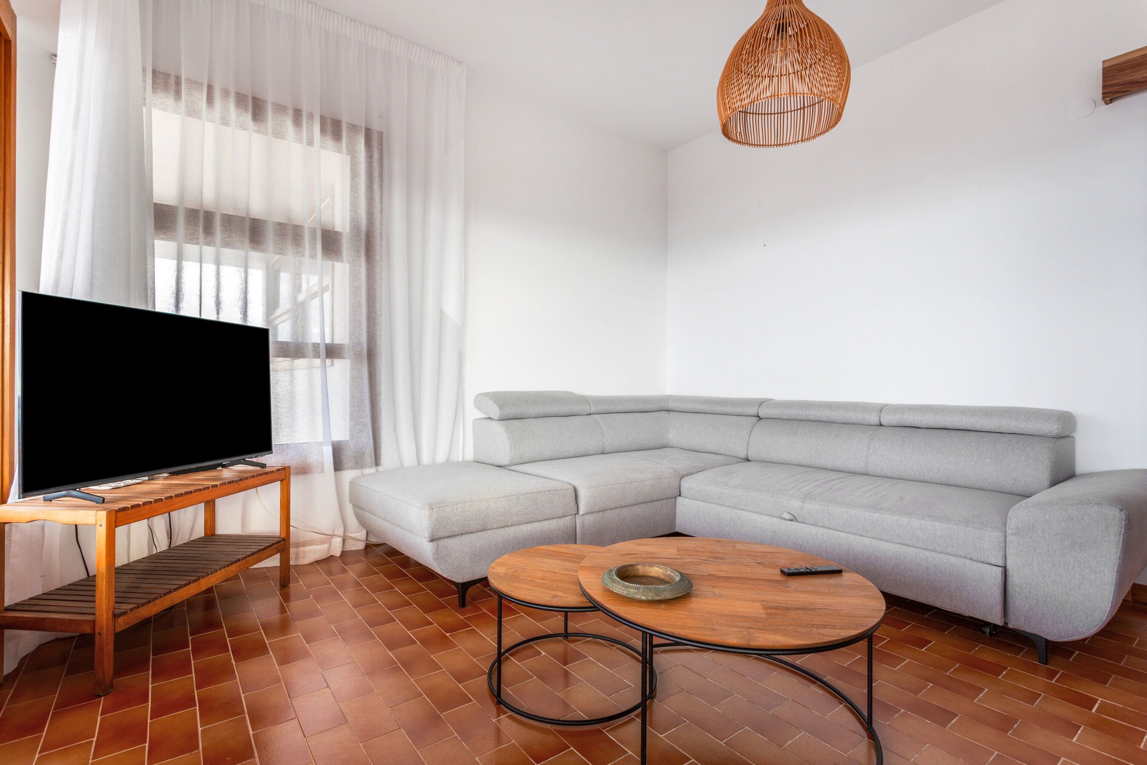 Una televisión, una mesa de tenis de mesa