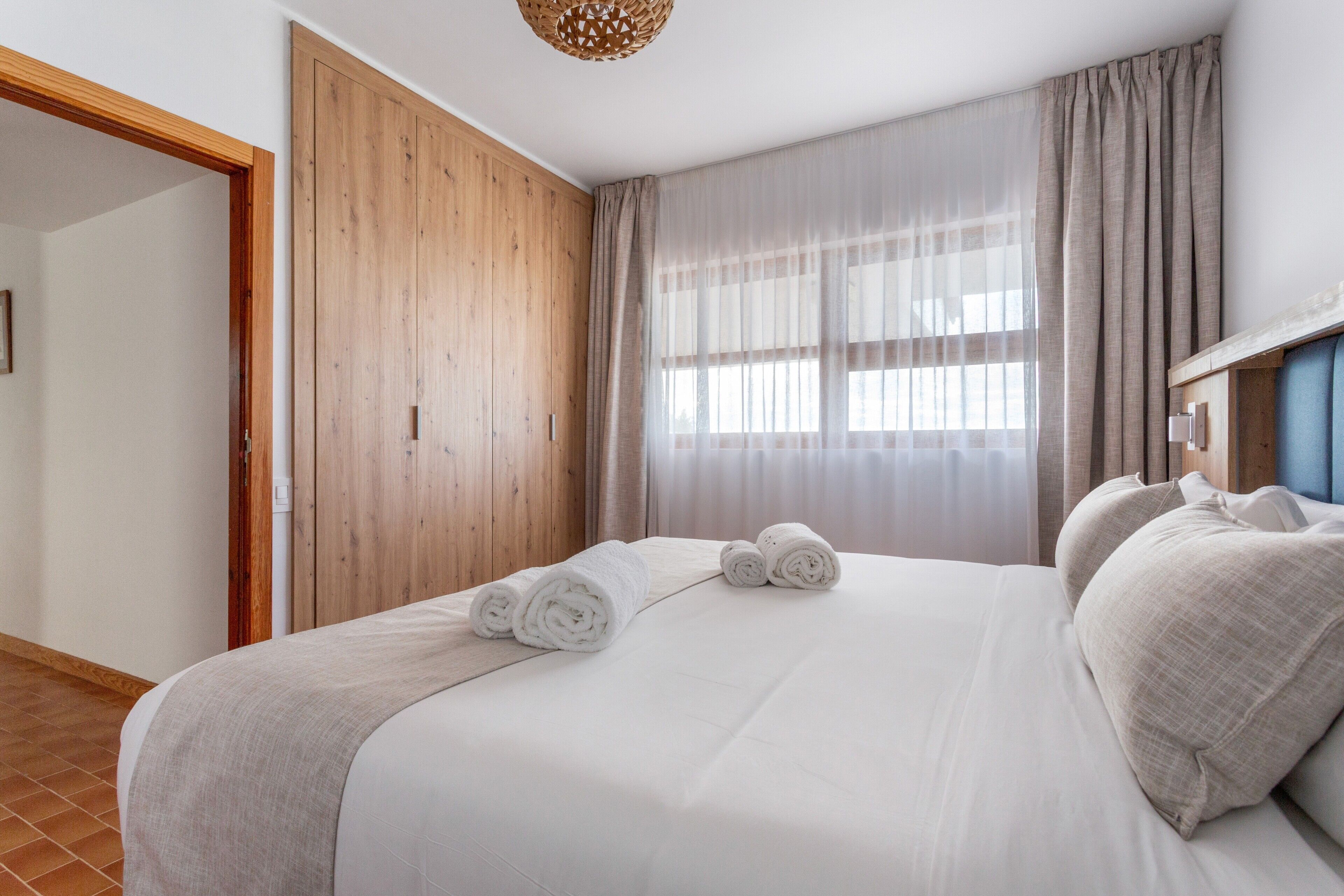 Tabla de planchar con plancha, wifi, ropa de cama