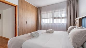 Tabla de planchar con plancha, wifi, ropa de cama
