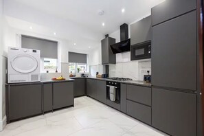 Private kitchen - Modern & Spacious 4-Bedroom Home, Family & Contractor Friendly, Manchester (Manchester)