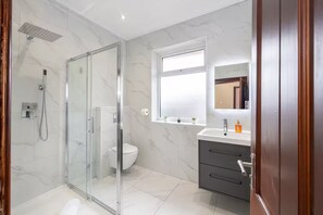 Secadora de cabello, toallas, jabón, papel de baño 