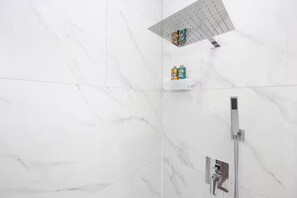 Hair dryer, towels, soap, toilet paper - Modern & Spacious 4-Bedroom Home, Family & Contractor Friendly, Manchester (Manchester)