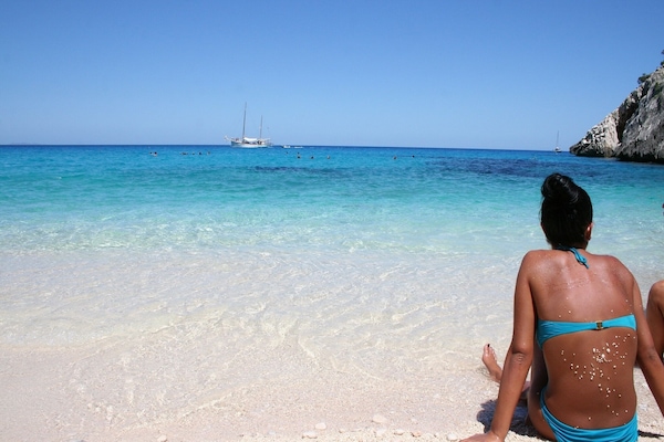 En la playa, camastros y toallas de playa
