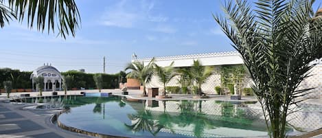 Una piscina al aire libre